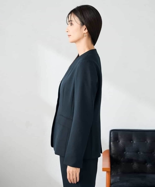 a.v.v（アーヴェヴェ）の「【洗える/イージーケア/ストレッチ】パウダーツイルVネックジャケット（ノーカラージャケット・レディース・ブラック/ブラウン/ネイビー・40/38/36/42/34）」の4枚目の写真