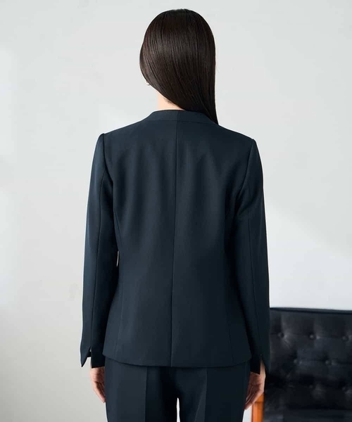 a.v.v（アーヴェヴェ）の「【洗える/イージーケア/ストレッチ】パウダーツイルVネックジャケット（ノーカラージャケット・レディース・ブラック/ブラウン/ネイビー・40/38/36/42/34）」の5枚目の写真