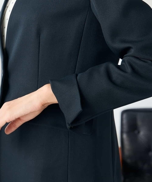 a.v.v（アーヴェヴェ）の「【洗える/イージーケア/ストレッチ】パウダーツイルVネックジャケット（ノーカラージャケット・レディース・ブラック/ブラウン/ネイビー・40/38/36/42/34）」の8枚目の写真