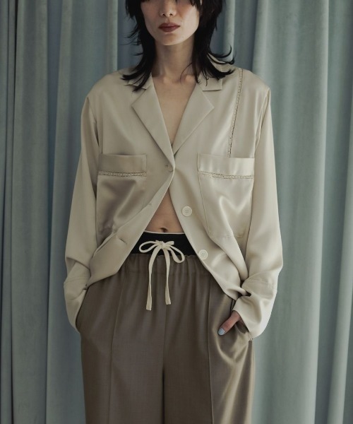 anuke(アンヌーク)の「anuke Satin Tailored Shirts 62520406(シャツ/ブラウス・レディース・ネイビー/オフホワイト・FREE)」の1枚目の写真