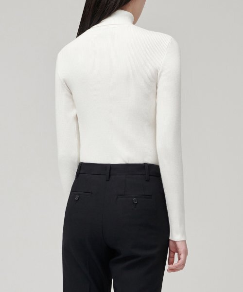 MUSINSA STANDARD WOMAN（ムシンサスタンダードウーマン）の「レディースリブ編みスリムタートルネックニット[アイボリー]（ニット/セーター・レディース・その他・SMALL/MEDIUM/LARGE/X-SMALL）」の2枚目の写真