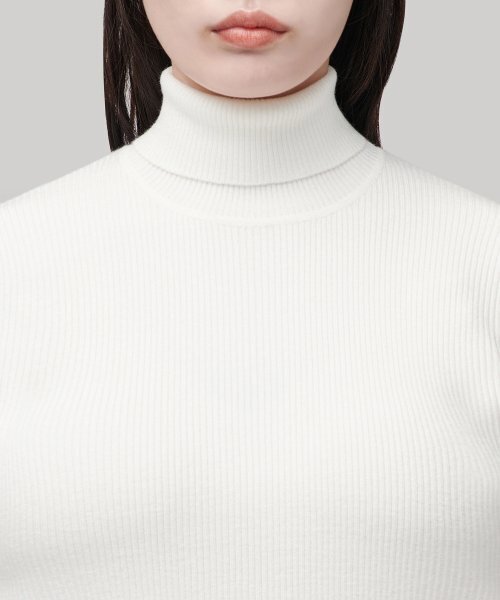 MUSINSA STANDARD WOMAN（ムシンサスタンダードウーマン）の「レディースリブ編みスリムタートルネックニット[アイボリー]（ニット/セーター・レディース・その他・SMALL/MEDIUM/LARGE/X-SMALL）」の3枚目の写真