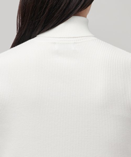 MUSINSA STANDARD WOMAN（ムシンサスタンダードウーマン）の「レディースリブ編みスリムタートルネックニット[アイボリー]（ニット/セーター・レディース・その他・SMALL/MEDIUM/LARGE/X-SMALL）」の4枚目の写真