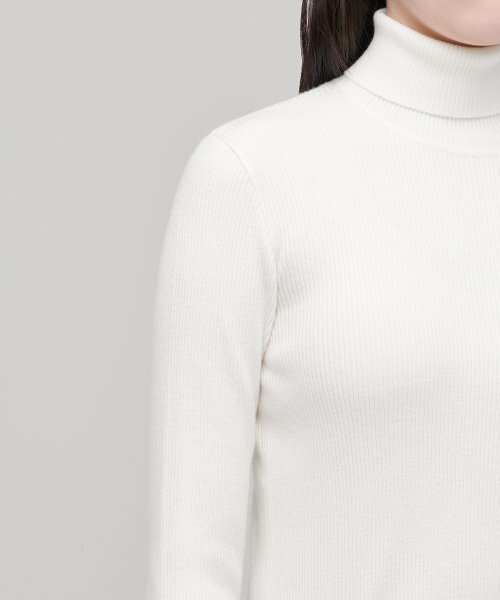 MUSINSA STANDARD WOMAN（ムシンサスタンダードウーマン）の「レディースリブ編みスリムタートルネックニット[アイボリー]（ニット/セーター・レディース・その他・SMALL/MEDIUM/LARGE/X-SMALL）」の5枚目の写真