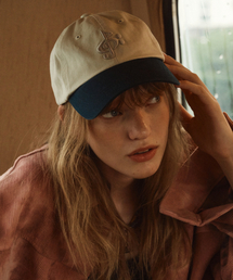 2113 STUDIO（イイルイルサムスタジオ）の「音符ロゴボールキャップ ベージュ + ネイビー（キャップ）」