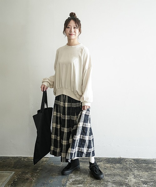 SOLAMONAT(ソラモナ)の「ジェラート天竺 長袖コクーンプルオーバー(Tシャツ/カットソー・レディース・ダークネイビー/グレイッシュベージュ/チャコールグレー/ホワイト/ブラック・FREE)」の21枚目の写真