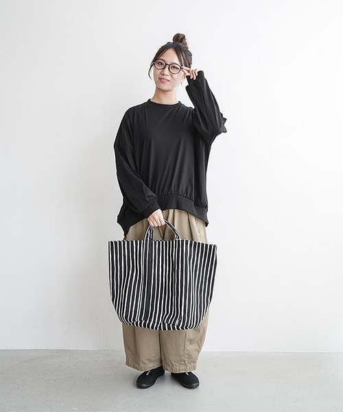 SOLAMONAT(ソラモナ)の「ジェラート天竺 長袖コクーンプルオーバー(Tシャツ/カットソー・レディース・ダークネイビー/グレイッシュベージュ/チャコールグレー/ホワイト/ブラック・FREE)」の22枚目の写真