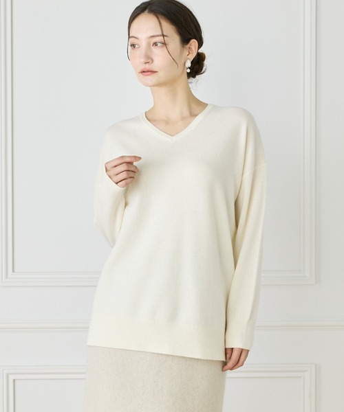 INED(イネド)の「《WEB限定カラー》カシミヤ混Vネックチュニックニット(ニット/セーター・レディース・ブラック/オフホワイト/グレー/チャコールグレー/ピンク/イエロー・9号/11号)」の2枚目の写真