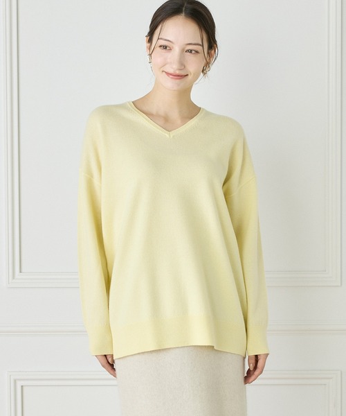 INED(イネド)の「《WEB限定カラー》カシミヤ混Vネックチュニックニット(ニット/セーター・レディース・ブラック/オフホワイト/グレー/チャコールグレー/ピンク/イエロー・9号/11号)」の5枚目の写真
