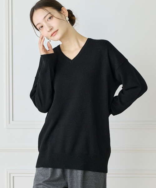 INED(イネド)の「《WEB限定カラー》カシミヤ混Vネックチュニックニット(ニット/セーター・レディース・ブラック/オフホワイト/グレー/チャコールグレー/ピンク/イエロー・9号/11号)」の3枚目の写真