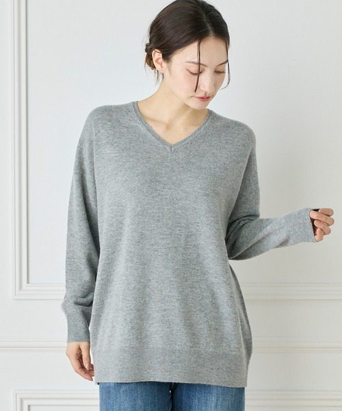 INED(イネド)の「《WEB限定カラー》カシミヤ混Vネックチュニックニット(ニット/セーター・レディース・ブラック/オフホワイト/グレー/チャコールグレー/ピンク/イエロー・9号/11号)」の7枚目の写真