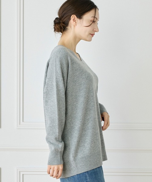 INED(イネド)の「《WEB限定カラー》カシミヤ混Vネックチュニックニット(ニット/セーター・レディース・ブラック/オフホワイト/グレー/チャコールグレー/ピンク/イエロー・9号/11号)」の8枚目の写真