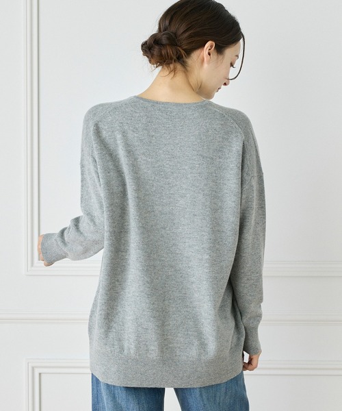 INED(イネド)の「《WEB限定カラー》カシミヤ混Vネックチュニックニット(ニット/セーター・レディース・ブラック/オフホワイト/グレー/チャコールグレー/ピンク/イエロー・9号/11号)」の9枚目の写真