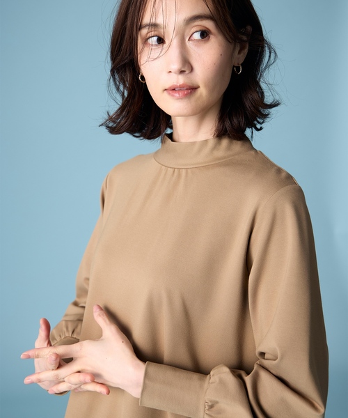 A/C DESIGN BY ALPHA CUBIC(エーシーデザインバイアルファキュービック)の「【裏起毛】ポンチハイネックチュニック【伸縮性に優れたブラウス見えカットソー】(Tシャツ/カットソー・レディース・ブラック/ブルー/ベージュ・M/L)」の16枚目の写真