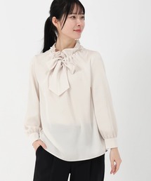 STRAWBERRY-FIELDS（ストロベリーフィールズ）の「【元宝塚トップ娘役 舞空瞳さん着用】スパンサテンワッシャー_フリルリボンブラウス（シャツ/ブラウス）」