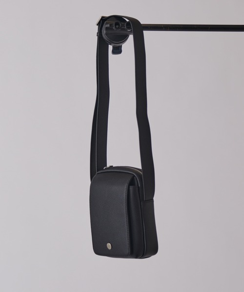 Lui's(ルイス)の「レザーフラップバッグS(ショルダーバッグ・メンズ・ブラック・FREE)」の1枚目の写真