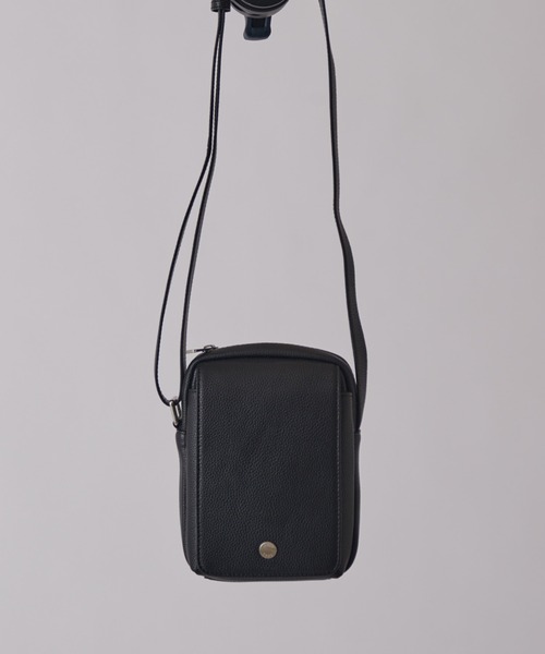 Lui's(ルイス)の「レザーフラップバッグS(ショルダーバッグ・メンズ・ブラック・FREE)」の2枚目の写真