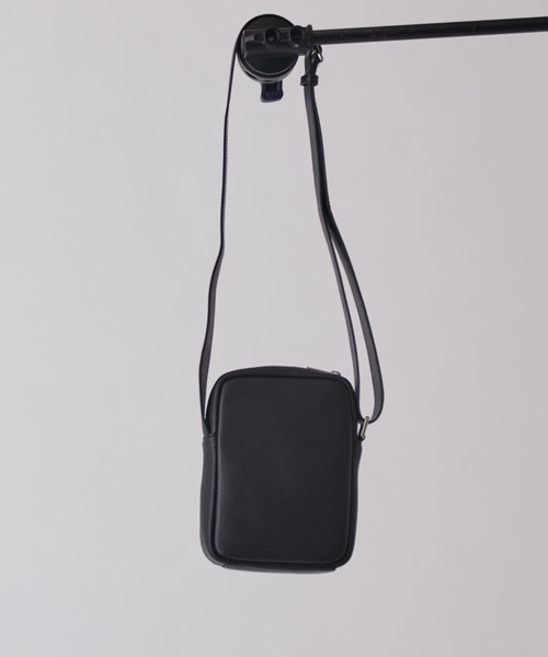 Lui's(ルイス)の「レザーフラップバッグS(ショルダーバッグ・メンズ・ブラック・FREE)」の3枚目の写真