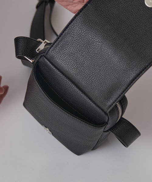 Lui's(ルイス)の「レザーフラップバッグS(ショルダーバッグ・メンズ・ブラック・FREE)」の5枚目の写真