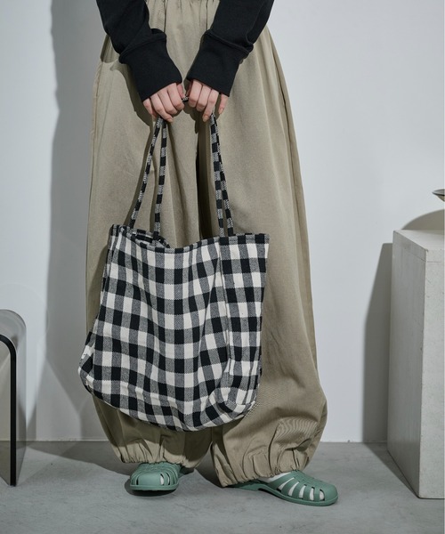 THE YOn（ザヨン）の「ギンガムチェックビッグトート（トートバッグ・レディース・ブルー/ブラック・FREE）」の6枚目の写真