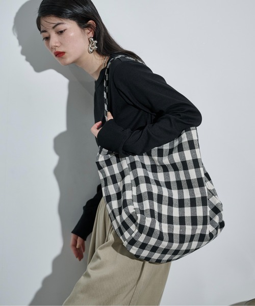 THE YOn（ザヨン）の「ギンガムチェックビッグトート（トートバッグ・レディース・ブルー/ブラック・FREE）」の3枚目の写真