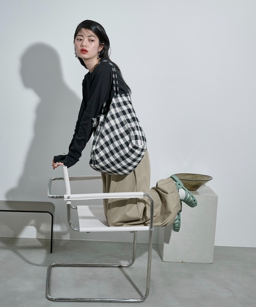 THE YOn（ザヨン）の「ギンガムチェックビッグトート（トートバッグ・レディース・ブルー/ブラック・FREE）」の7枚目の写真