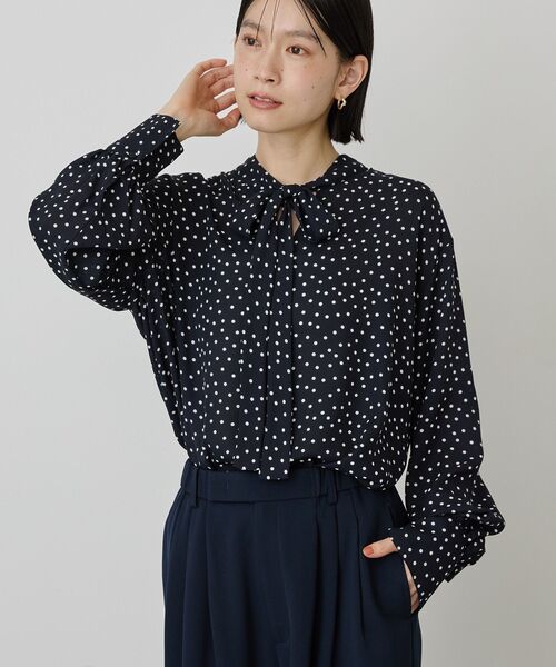AMERICAN HOLIC(アメリカンホリック)の「【イージーケア】ドット柄ボウタイブラウス(シャツ/ブラウス・レディース・ブラック/ネイビー・L/M)」の4枚目の写真