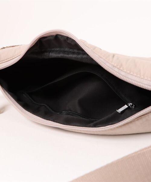 Sakka(サッカ)の「ダブルZIP ボディバッグ/ウエストバッグ(ボディバッグ/ウエストポーチ・レディース・ライトピンク/ブラック/オリーブ/ベージュ・FREE)」の17枚目の写真