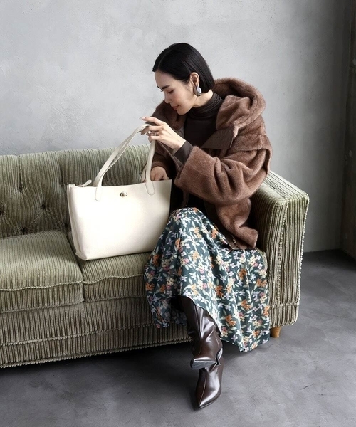 MK MICHEL KLEIN（エムケーミッシェルクラン）の「[A4収納可]牛革スクエアトートバッグ（トートバッグ・レディース・アイボリー・00）」の2枚目の写真