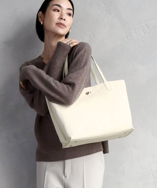MK MICHEL KLEIN（エムケーミッシェルクラン）の「[A4収納可]牛革スクエアトートバッグ（トートバッグ・レディース・アイボリー・00）」の3枚目の写真