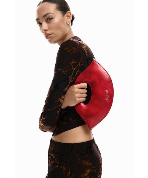 Desigual（デシグアル）の「【Desigual × Nicki Nicole】リップモチーフ レザー調ミディアムバッグ（ハンドバッグ・レディース・レッド・FREE）」の6枚目の写真