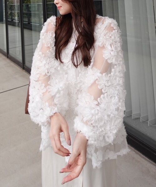 Remind me and forever（リマインドミーアンドフォーエバー）の「【@toitopoooo_____コラボ】花柄チュールパフ長袖ブラウス（シャツ/ブラウス・レディース・オフホワイト/ブラック・FREE）」の2枚目の写真