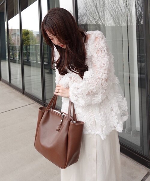 Remind me and forever（リマインドミーアンドフォーエバー）の「【@toitopoooo_____コラボ】花柄チュールパフ長袖ブラウス（シャツ/ブラウス・レディース・オフホワイト/ブラック・FREE）」の22枚目の写真