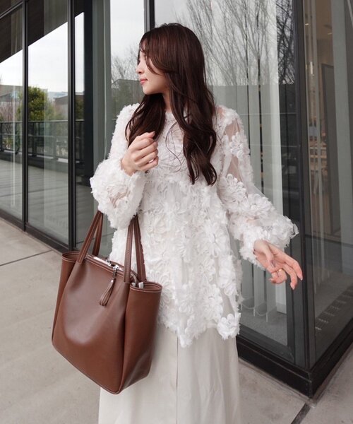 Remind me and forever（リマインドミーアンドフォーエバー）の「【@toitopoooo_____コラボ】花柄チュールパフ長袖ブラウス（シャツ/ブラウス・レディース・オフホワイト/ブラック・FREE）」の18枚目の写真