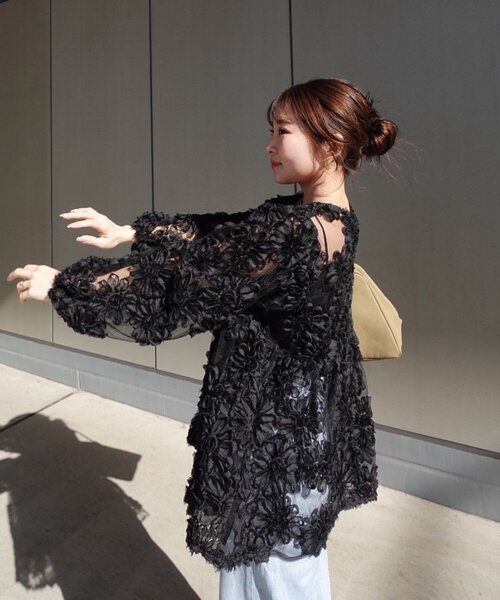 Remind me and forever（リマインドミーアンドフォーエバー）の「【@toitopoooo_____コラボ】花柄チュールパフ長袖ブラウス（シャツ/ブラウス・レディース・オフホワイト/ブラック・FREE）」の12枚目の写真