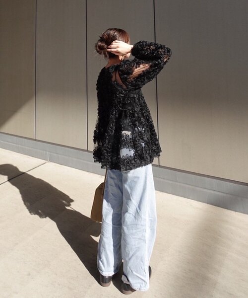 Remind me and forever（リマインドミーアンドフォーエバー）の「【@toitopoooo_____コラボ】花柄チュールパフ長袖ブラウス（シャツ/ブラウス・レディース・オフホワイト/ブラック・FREE）」の11枚目の写真