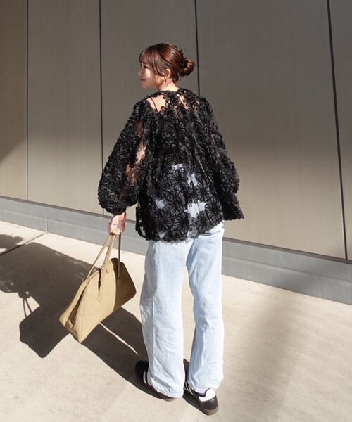 Remind me and forever（リマインドミーアンドフォーエバー）の「【@toitopoooo_____コラボ】花柄チュールパフ長袖ブラウス（シャツ/ブラウス・レディース・オフホワイト/ブラック・FREE）」の10枚目の写真