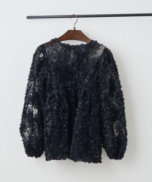 Remind me and forever（リマインドミーアンドフォーエバー）の「【@toitopoooo_____コラボ】花柄チュールパフ長袖ブラウス（シャツ/ブラウス・レディース・オフホワイト/ブラック・FREE）」の7枚目の写真