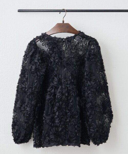 Remind me and forever（リマインドミーアンドフォーエバー）の「【@toitopoooo_____コラボ】花柄チュールパフ長袖ブラウス（シャツ/ブラウス・レディース・オフホワイト/ブラック・FREE）」の6枚目の写真