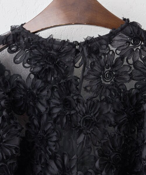 Remind me and forever（リマインドミーアンドフォーエバー）の「【@toitopoooo_____コラボ】花柄チュールパフ長袖ブラウス（シャツ/ブラウス・レディース・オフホワイト/ブラック・FREE）」の5枚目の写真