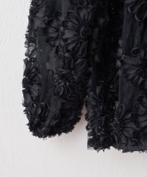 Remind me and forever（リマインドミーアンドフォーエバー）の「【@toitopoooo_____コラボ】花柄チュールパフ長袖ブラウス（シャツ/ブラウス・レディース・オフホワイト/ブラック・FREE）」の4枚目の写真