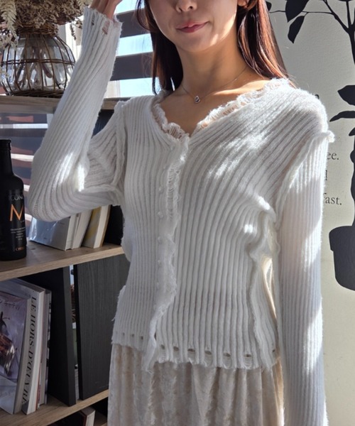 tolene(トレネ)の「旬のダメージフリンジが可愛い!女っぽフリルレース使いリブフロント釦トップス(ニット/セーター・レディース・ホワイト/ブラック・FREE)」の1枚目の写真