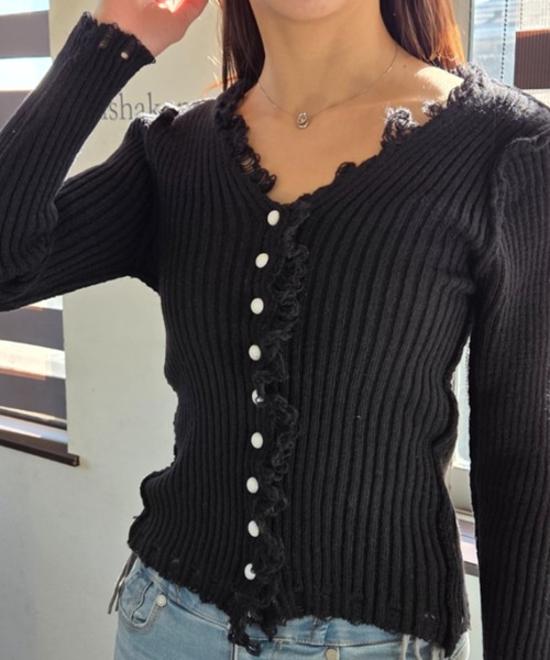 tolene(トレネ)の「旬のダメージフリンジが可愛い!女っぽフリルレース使いリブフロント釦トップス(ニット/セーター・レディース・ホワイト/ブラック・FREE)」の3枚目の写真