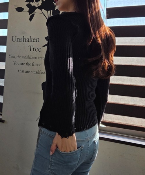 tolene(トレネ)の「旬のダメージフリンジが可愛い!女っぽフリルレース使いリブフロント釦トップス(ニット/セーター・レディース・ホワイト/ブラック・FREE)」の12枚目の写真