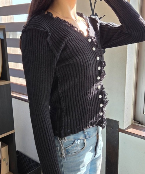 tolene(トレネ)の「旬のダメージフリンジが可愛い!女っぽフリルレース使いリブフロント釦トップス(ニット/セーター・レディース・ホワイト/ブラック・FREE)」の10枚目の写真