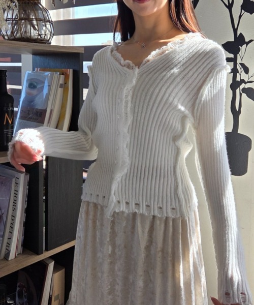 tolene(トレネ)の「旬のダメージフリンジが可愛い!女っぽフリルレース使いリブフロント釦トップス(ニット/セーター・レディース・ホワイト/ブラック・FREE)」の16枚目の写真