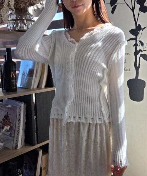 tolene(トレネ)の「旬のダメージフリンジが可愛い!女っぽフリルレース使いリブフロント釦トップス(ニット/セーター・レディース・ホワイト/ブラック・FREE)」の22枚目の写真