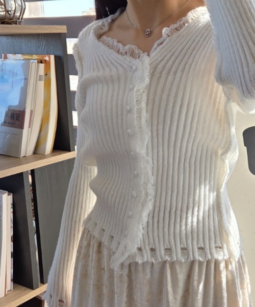 tolene(トレネ)の「旬のダメージフリンジが可愛い!女っぽフリルレース使いリブフロント釦トップス(ニット/セーター・レディース・ホワイト/ブラック・FREE)」の18枚目の写真