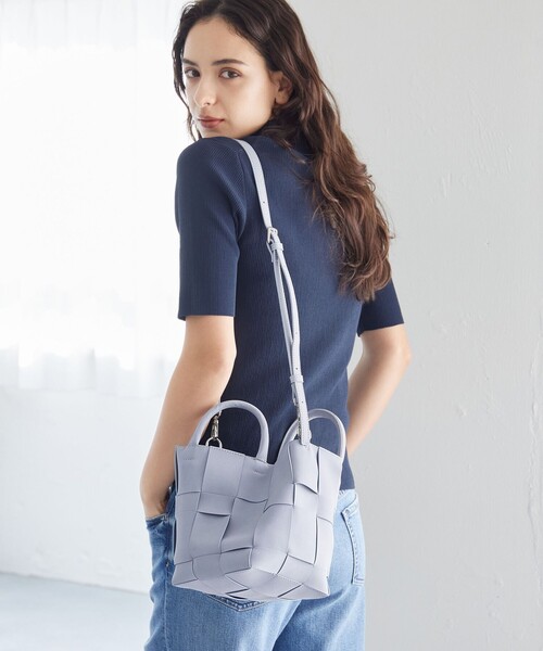 green label relaxing（グリーンレーベルリラクシング）の「2WAY 編込み 巾着 トートバッグ / ショルダーバッグ（ショルダーバッグ・レディース・ブラウン/ベージュ/ライトブルー・FREE）」の5枚目の写真