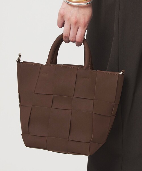 green label relaxing（グリーンレーベルリラクシング）の「2WAY 編込み 巾着 トートバッグ / ショルダーバッグ（ショルダーバッグ・レディース・ブラウン/ベージュ/ライトブルー・FREE）」の7枚目の写真